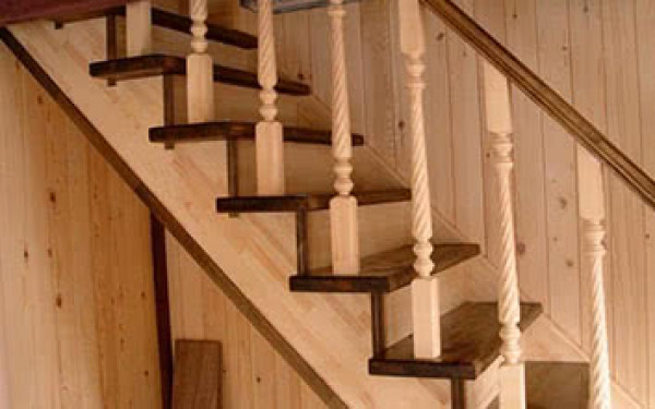 Монтаж деревянной лестницы в загородном доме