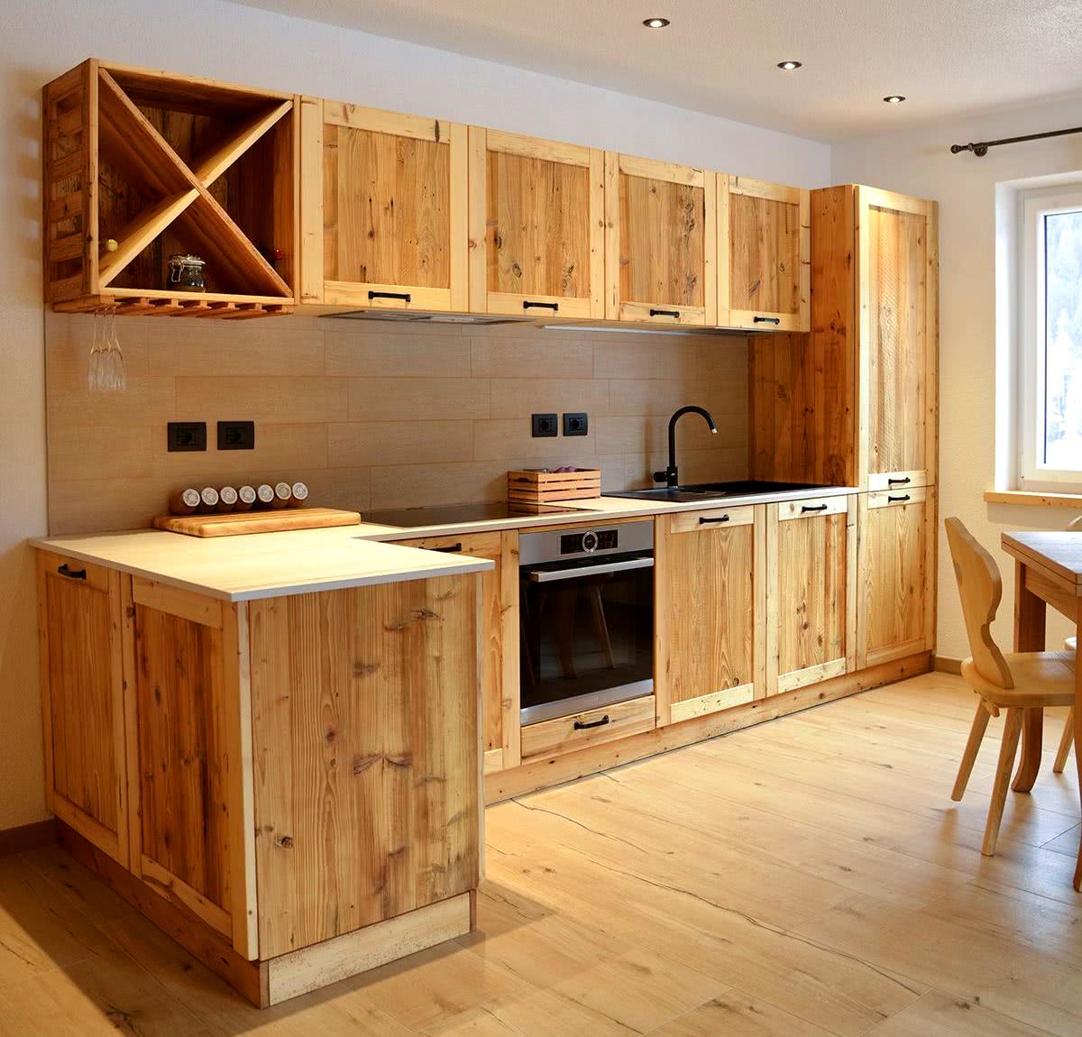 Самодельный кухонный. Кухня СКАЙДА из сосны. Деревянный кухонный гарнитур. Кухонная мебель из досок. Кухонные гарнитуры из дерева.